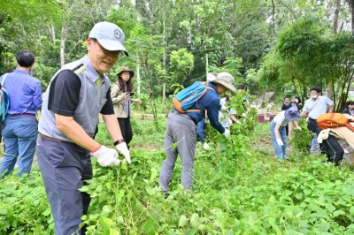 林業保育署嘉義分署帶領企業、師生、志工與社區移除小花蔓澤蘭