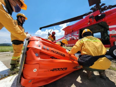 森林護管員組成的國家森林救火隊每年配合空勤總隊直升機進行水袋吊掛訓練，熟練救火技能