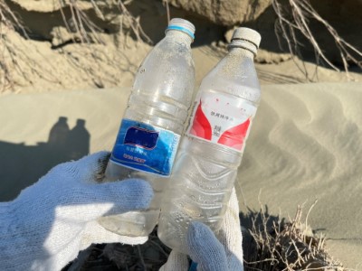 廢棄物也包含隨海浪漂來的中國品牌寶特瓶，表示海洋垃圾是全球性應重視的環境議題