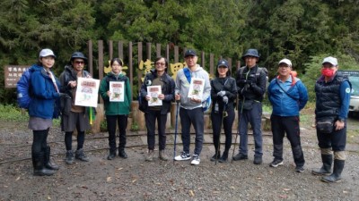林業保育署嘉義分署監測志工協助於步道登山口宣導森林防火觀念