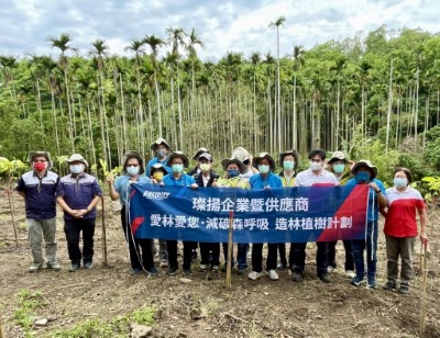 5月13日璨揚企業與12家供應商一同至臺南市楠西區親手植樹造林。