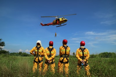 嘉義林管處為讓巡視員熟悉防火救難進行空中吊掛訓練