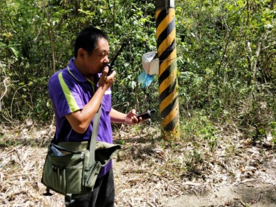 森林護管員操作GPS用無線電回報