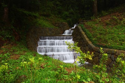 連續性固床工有效穩固河床，並營造多層次疊瀑水簾景觀