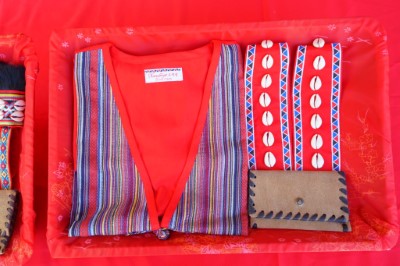 協會致贈代表鄒族的傳統服飾、額飾及生命袋予林務局局長林華慶