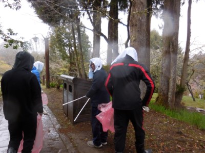 進行園區步道周遭垃圾撿拾