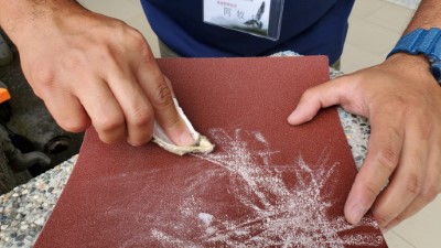 蚵殼銳利處使用砂紙磨平