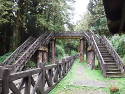跨越鐵道木造棧橋