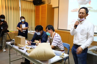 嘉義林管處鄭秘書（左）與黃麟鳴老師（右）示範製作木雕鳥過程