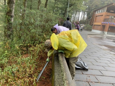 阿里山工作站同仁於細雨中全體動員維護區內環境清潔