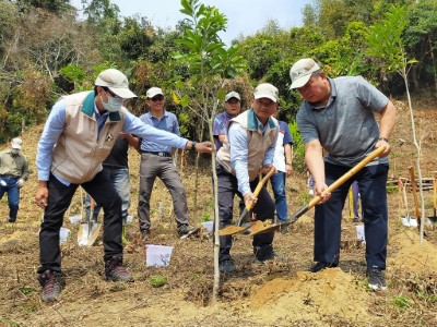 嘉義林管處副處長李定忠及番路鄉鄉長林清根一同為臺灣爺蟬植下臺灣梭羅木