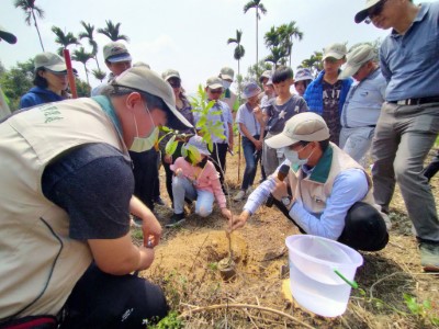 林管處同仁教導學童正確植樹方式