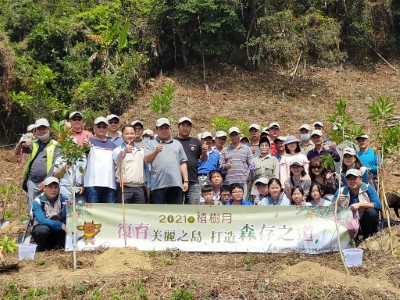 草山社區居民及隙頂國小師生連續兩年參與生態植樹活動