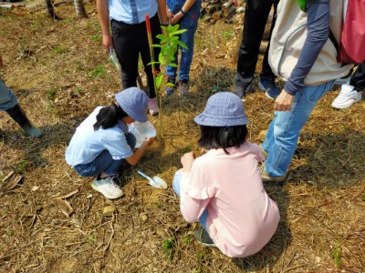 隙頂國小學童為苗木澆水