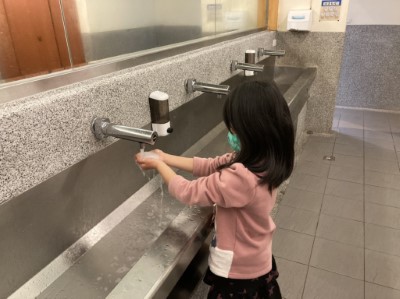 園區內核心區洗手間均備有溫水及洗手乳，請民眾一同配合勤洗手，落實防疫