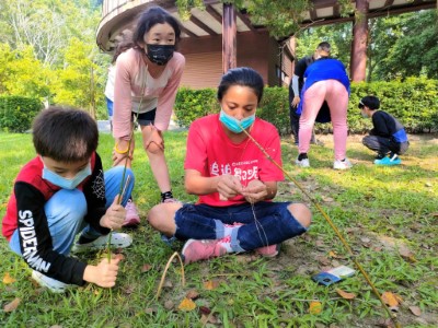 室外跟著部落講師利用準備好的竹木材料架設簡易地禽陷阱