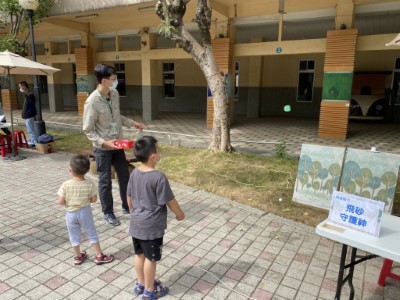 本次展覽除靜態展示外，也設計以遊戲過程中讓孩童了解保安林的功能