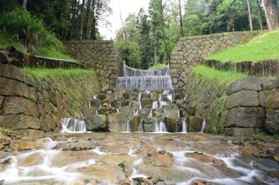 利用亂石疊砌跌水工產生不同溪水流況