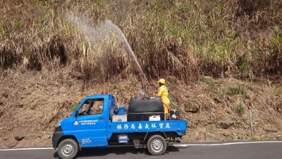 森林護管人員也於熱點噴灑阻燃劑加強防範