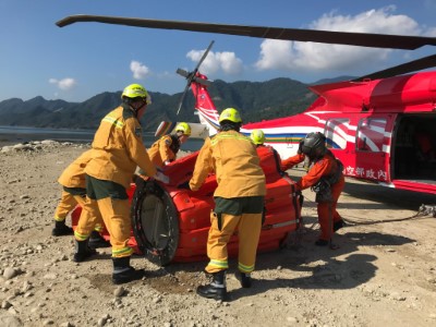 森林護管員配合空勤總隊第三大隊第一隊黑鷹直升機水袋吊掛訓練，提升救火技能