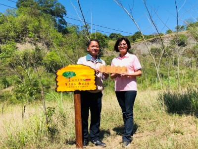 李定忠副處長亦致贈國產材文創品，希望與企業共同推廣台灣木竹產品