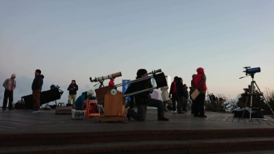 選手們在即將日落前就開始準備望遠鏡及星圖，挑戰徹夜不眠的觀星馬拉松
