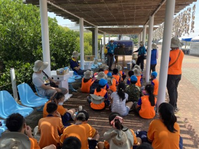 台南市生態旅遊協會志工老師也向學童講解在地保安林的重要性