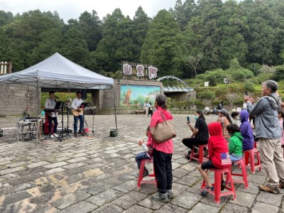 桂格二重唱表演吸引現場遊客駐足欣賞
