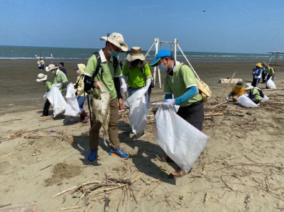 近200名志工一同為臺南北門雙春海岸淨灘2