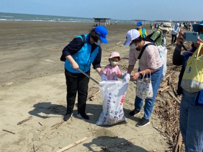 近200名志工一同為臺南北門雙春海岸淨灘3
