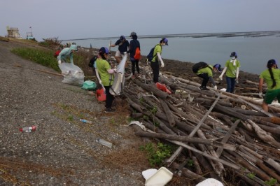 眾人清除約1公里海岸線，仔細清理可能影響候鳥覓食的廢棄物