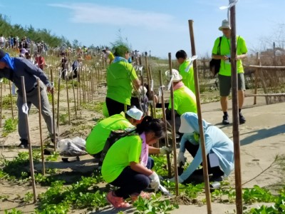 好美國小師生參與堆沙植樹，親手為環境付出。