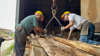 明昇木業剖材作業過程