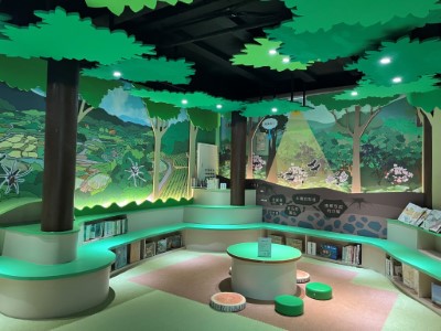 綠意館內全新打造的林間親子圖書室，讓家長可以利用互動展版與孩童一起認識生物多樣性及森林功能