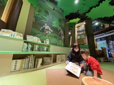觸口自然教育中心綠意館內全新打造的林間親子圖書室為大小朋友營造舒適的共讀時光