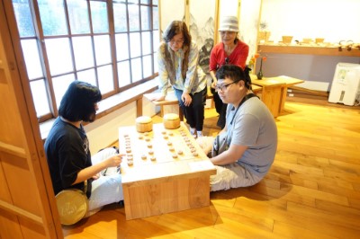 民眾可以來臺灣木材故事館感受國產材製作的棋子及家具，享受悠閒時光