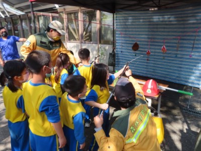 林管處透過到校宣導，讓學童體驗森林火災搶救工作，深化學童防範意識