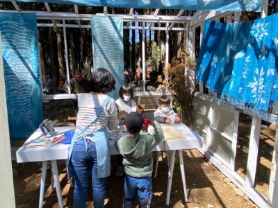 小朋友跟著老師一起在森林中製作植物藍曬卡片