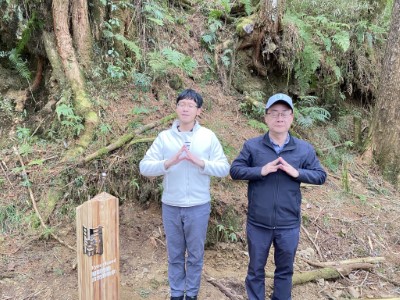 由台灣森林保健學會林家民老師帶領與會貴賓實際體驗森林療癒內容，闔上眼睛靜心感受森林的聲響