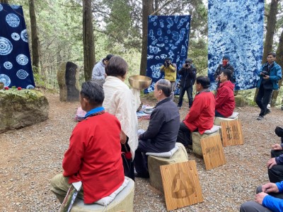 透過頌缽的聲響，讓現場參與者靜下心來打開五種感官體驗森林