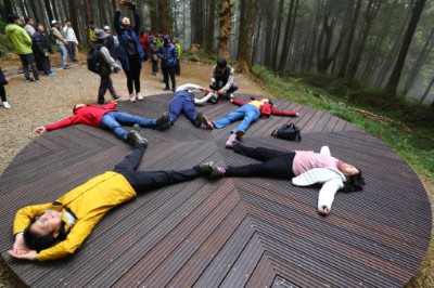 遊客至「森天觀影」療癒空間進行躺臥休息