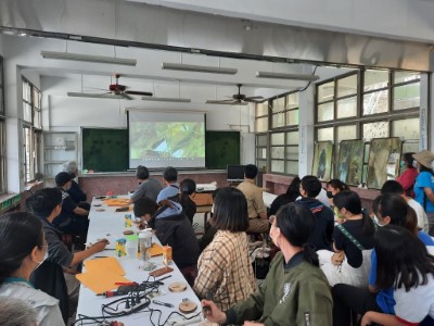 參與民眾透過研究團隊製作的臺灣爺蟬影片瞭解爺蟬的生態與生活史
