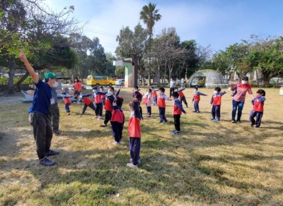 嘉義林管處於4月4日兒童節邀請大小朋友一起來東石自然生態展示館聽繪本故事、做鳥兒體操