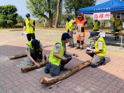 嘉義林管處示範漂流木檢尺作業