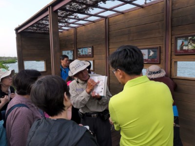鰲鼓濕地導覽員詳細為遊客解說鳥類，加深民眾賞鳥的知識