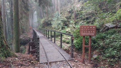 特富野古道沿途保有部份舊鐵道枕木鐵軌與鐵道棧橋，景色優美亦具歷史意義