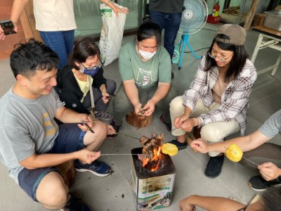 學員學習使用木汽爐烹煮食物，認識燃燒原理及能源應用