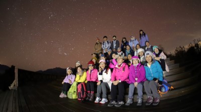 學員於小笠原觀景平台與美麗的星空合影
