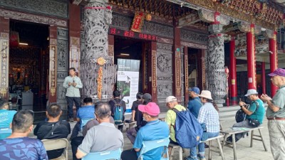 伍玉龍老師於步道旁孚佑宮講解手作步道工法及理念，並宣導無痕山林及登山安全觀念