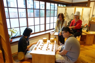 日式建築營造美學空間下棋